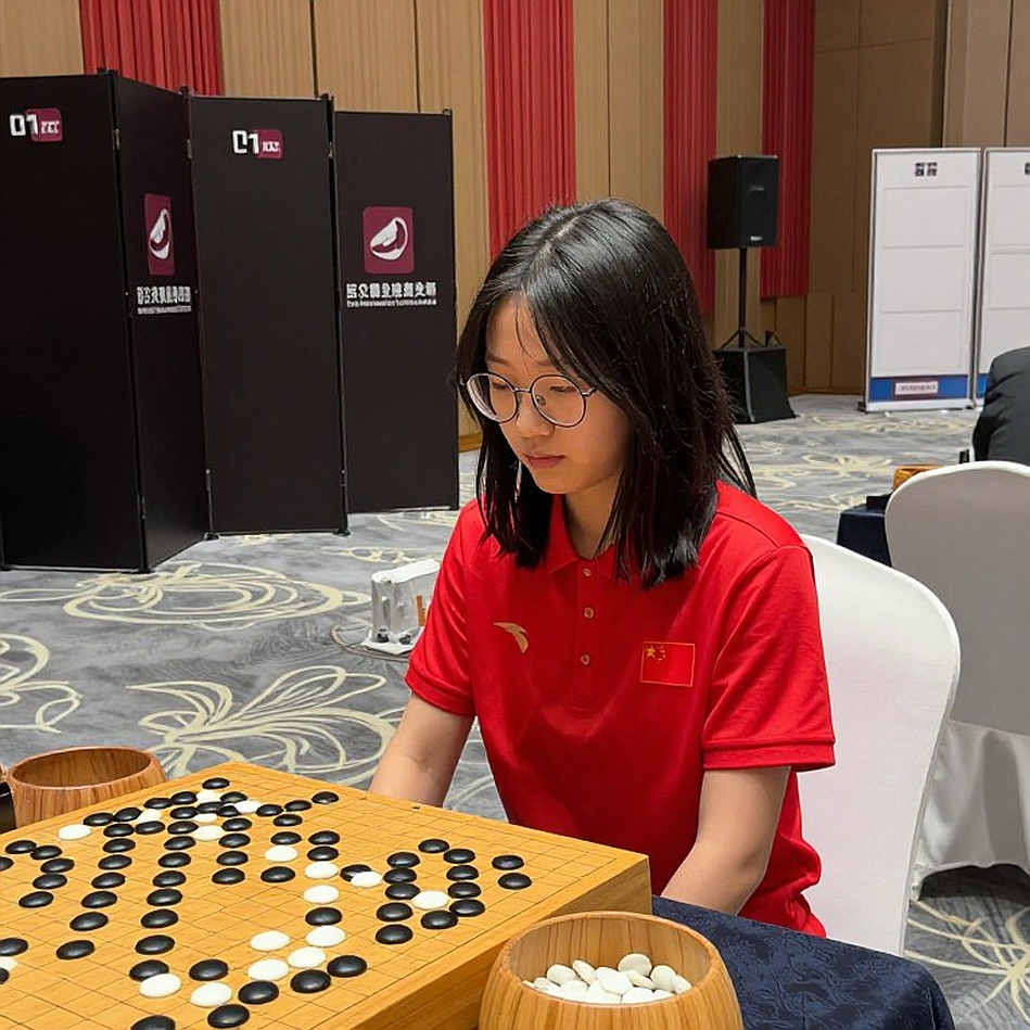 Carlsen khen ngợi Sindarov sau ván hòa 3.f6: Khi cú bấm chuột của huấn luyện viên tạo nên một đêm cờ vua đáng nhớ