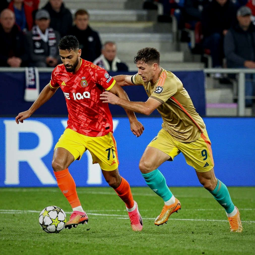 Chiếc khăn quàng của Ronaldo, cú chuyền hai của Al-Deayea và bản hợp đồng không cần chữ ký