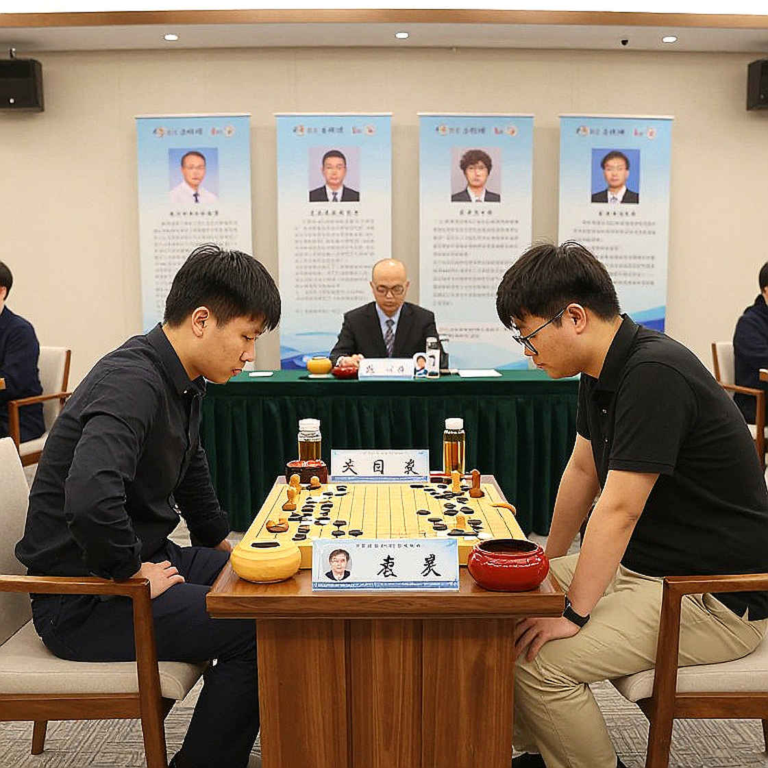 Samarkand 2026: Đội cờ vua Ấn Độ mắc kẹt trong sảnh khách sạn, và biến số thật nằm ở bàn số 1