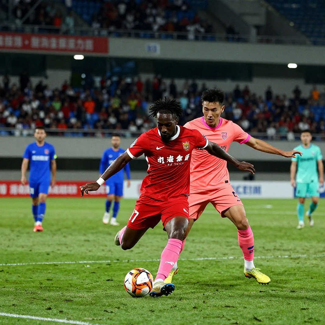 Tightened security at Vietnam training ground: A wall outside, a hole in midfield Tightened security at Vietnam training ground: A wall outside, a hole in midfield